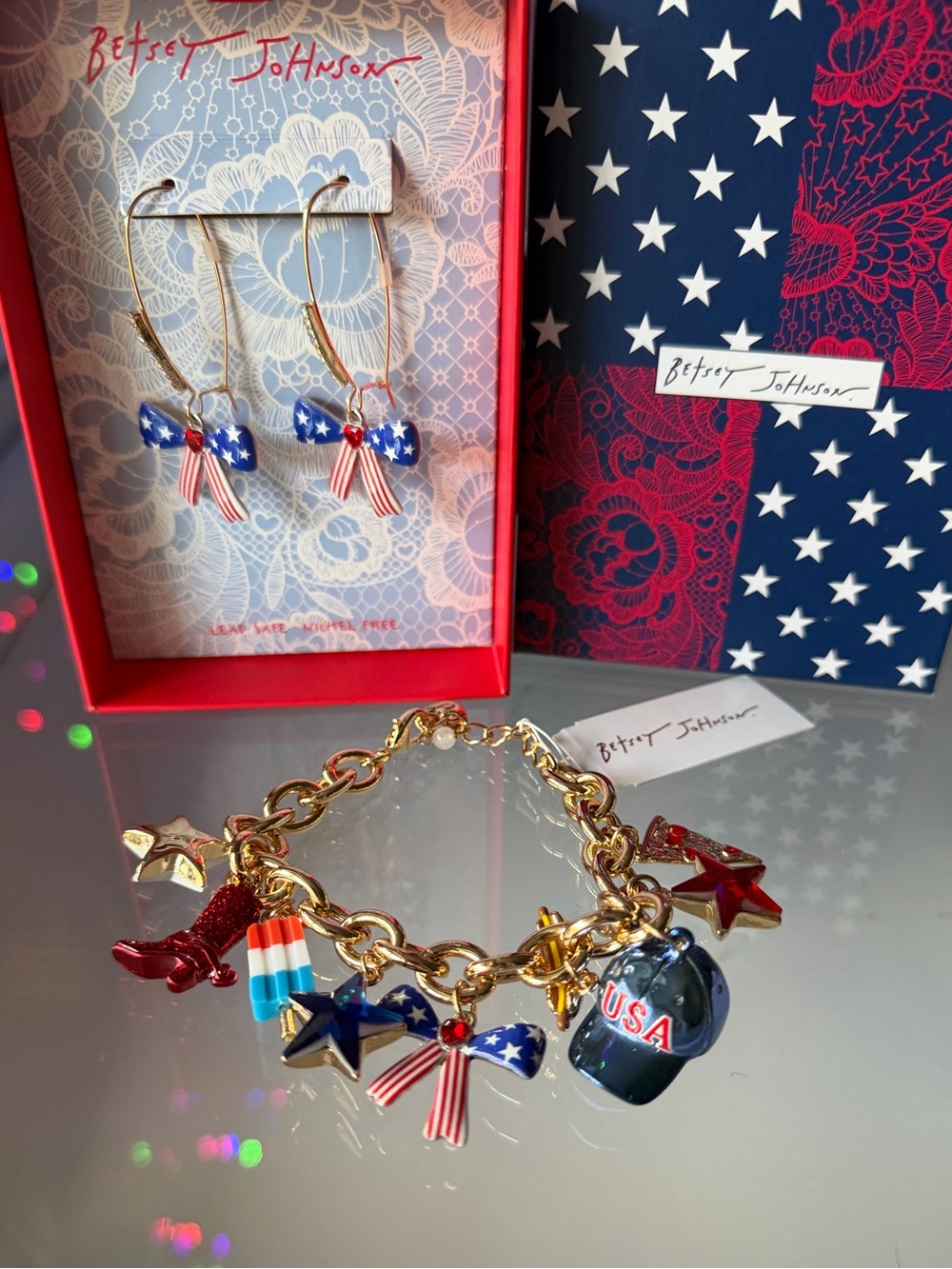 Betsey Johnson 4th July Americana Gold Tone Red White Blue USA Charm Bracelet - Picture 4 of 4